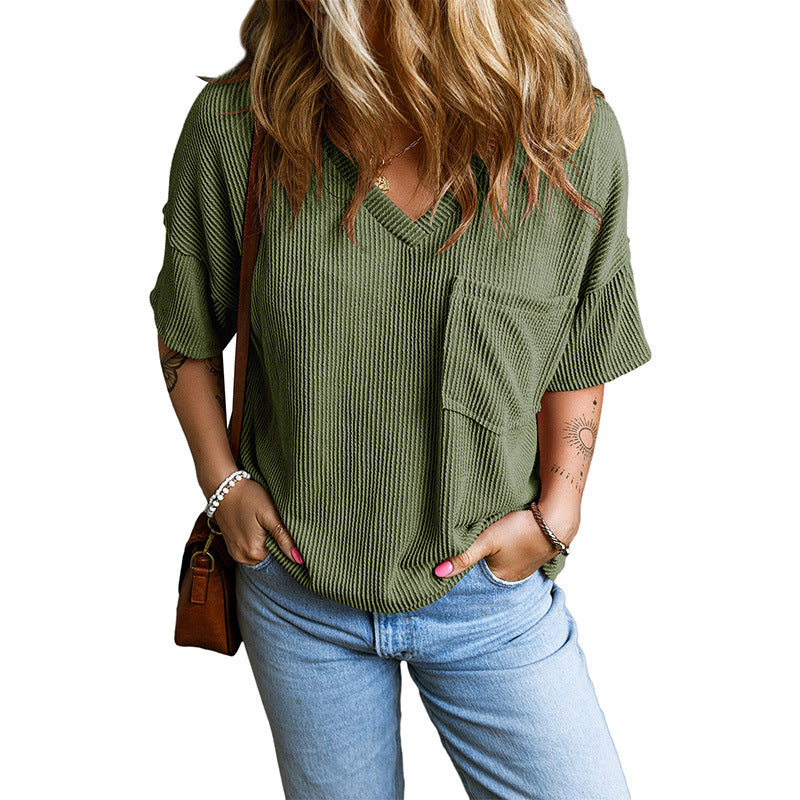 JANELLE™ – T-shirt Casual com Decote em V e Bolso Texturizado