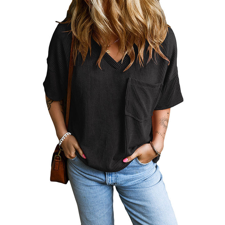 JANELLE™ – T-shirt Casual com Decote em V e Bolso Texturizado