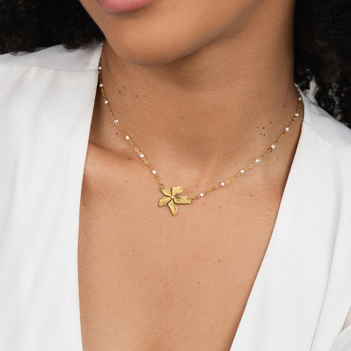 Elegant Gold-Tone Floral Necklace